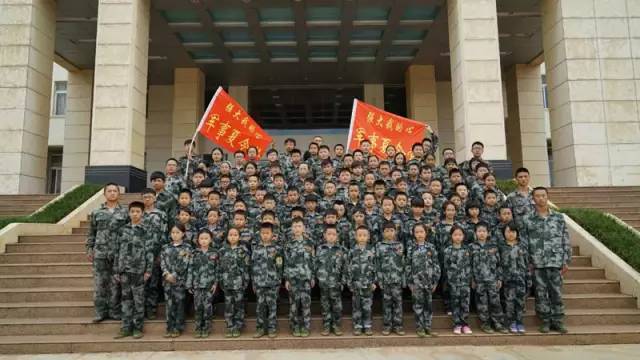 軍事夏令營背景圖片，體驗、鍛煉與成長，軍事夏令營，體驗、鍛煉與成長之旅的震撼背景圖片展示