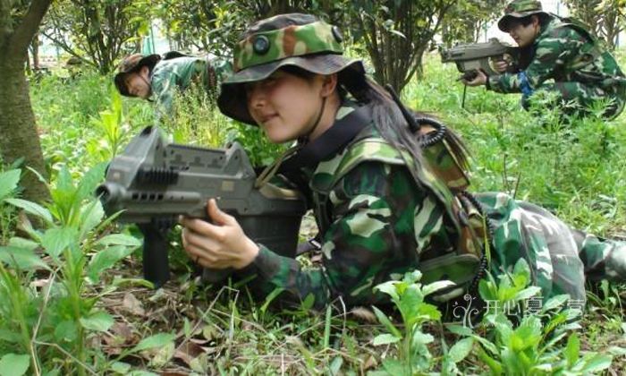 軍事夏令營(yíng)中的導(dǎo)師角色，一位獨(dú)特的老師，軍事夏令營(yíng)導(dǎo)師的獨(dú)特角色與影響