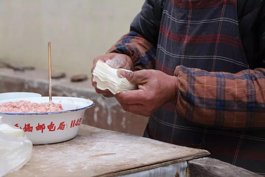 一手一捏，一個(gè)小餛飩的故事，捏制小餛飩，一段手與故事的溫馨邂逅