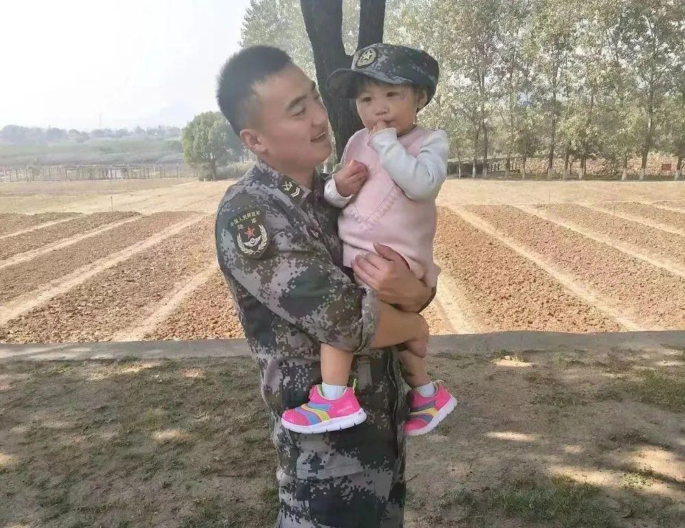 三軍儀仗隊(duì)中的卓越戰(zhàn)士——張自軒，三軍儀仗隊(duì)中的杰出戰(zhàn)士張自軒風(fēng)采展露