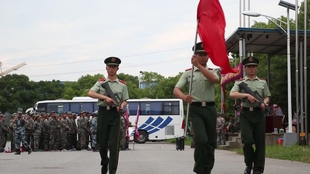 軍事夏令營宣傳口號——體驗(yàn)榮耀，鑄就未來戰(zhàn)士的搖籃，體驗(yàn)榮耀，軍事夏令營培育未來戰(zhàn)士的搖籃！