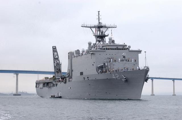 世界上最大的船塢登陸艦，探索巨型工程的奇跡，探索巨型工程奇跡，全球最大的船塢登陸艦揭秘