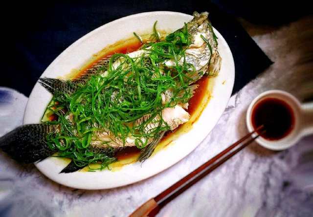 如何蒸魚好吃又簡(jiǎn)單，簡(jiǎn)單蒸魚秘訣，美味可口輕松上手