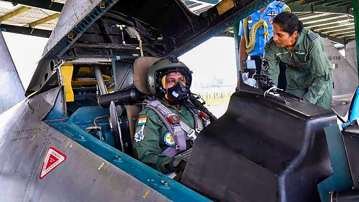 探索中國(guó)海軍的驕傲，16號(hào)航空母艦圖片，中國(guó)海軍驕傲，揭秘16號(hào)航空母艦圖片風(fēng)采