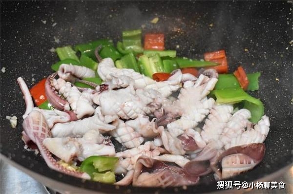炒魷魚需要焯水嗎？——魷魚烹飪中的一道工序探討，炒魷魚需焯水嗎？探討魷魚烹飪工序