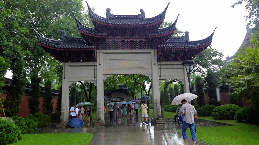 三潭印月的意思及其文化魅力，三潭印月，詩意解析與文化魅力探尋