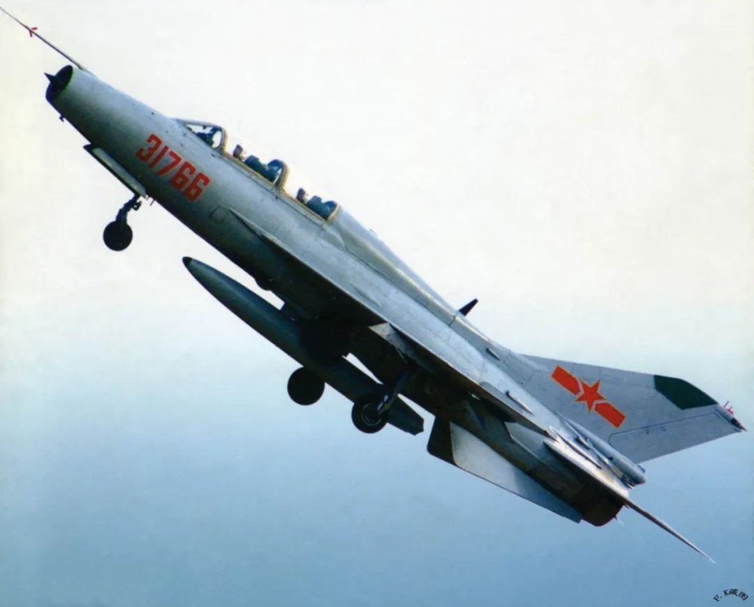 戰(zhàn)隊(duì)列兵運(yùn)殲中機(jī)，新時(shí)代下的軍事變革與挑戰(zhàn)，新時(shí)代軍事變革下的戰(zhàn)機(jī)運(yùn)輸挑戰(zhàn)，列兵駕馭殲擊機(jī)運(yùn)輸任務(wù)探索