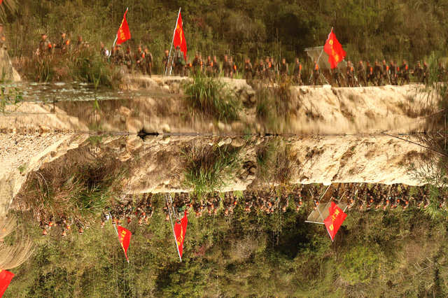 兵哪回山頻磅視飛武旗面——一種力量的展現(xiàn)與時代的印記，兵巡山岳，武旗飄揚(yáng)，力量展現(xiàn)與時代印記