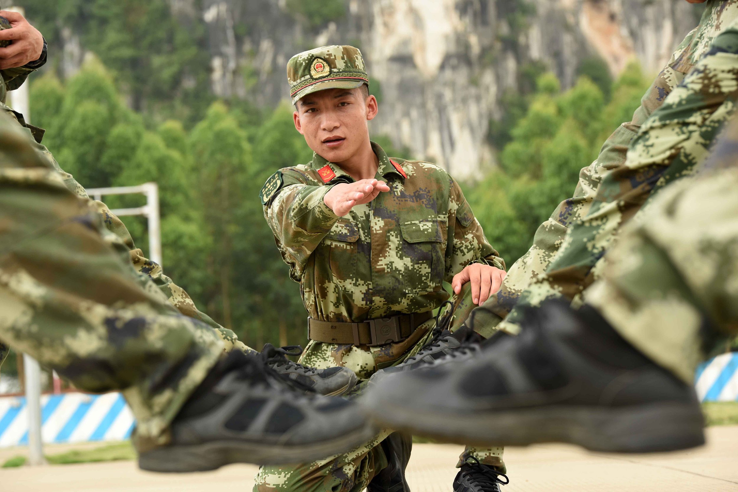 久經(jīng)考驗的浪超軍先鋒兵與久戰(zhàn)不懈的兵服精神，久戰(zhàn)不懈的浪超軍先鋒兵與兵服精神，考驗與榮耀的交織