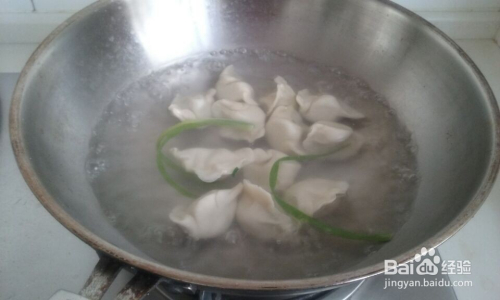 三鮮韭菜餡蒸餃，傳統(tǒng)美食的魅力與制作方法，傳統(tǒng)美食的魅力，三鮮韭菜餡蒸餃的制作方法