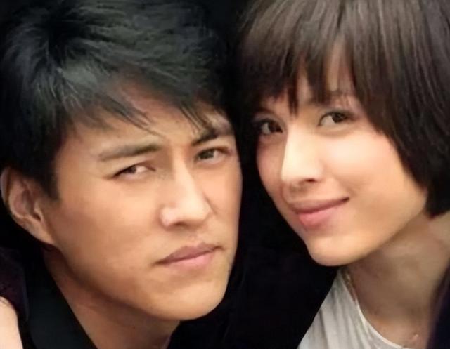 靳東和他老婆的照片，演藝界的恩愛典范，靳東與妻子恩愛瞬間，演藝界的模范情侶典范照片分享