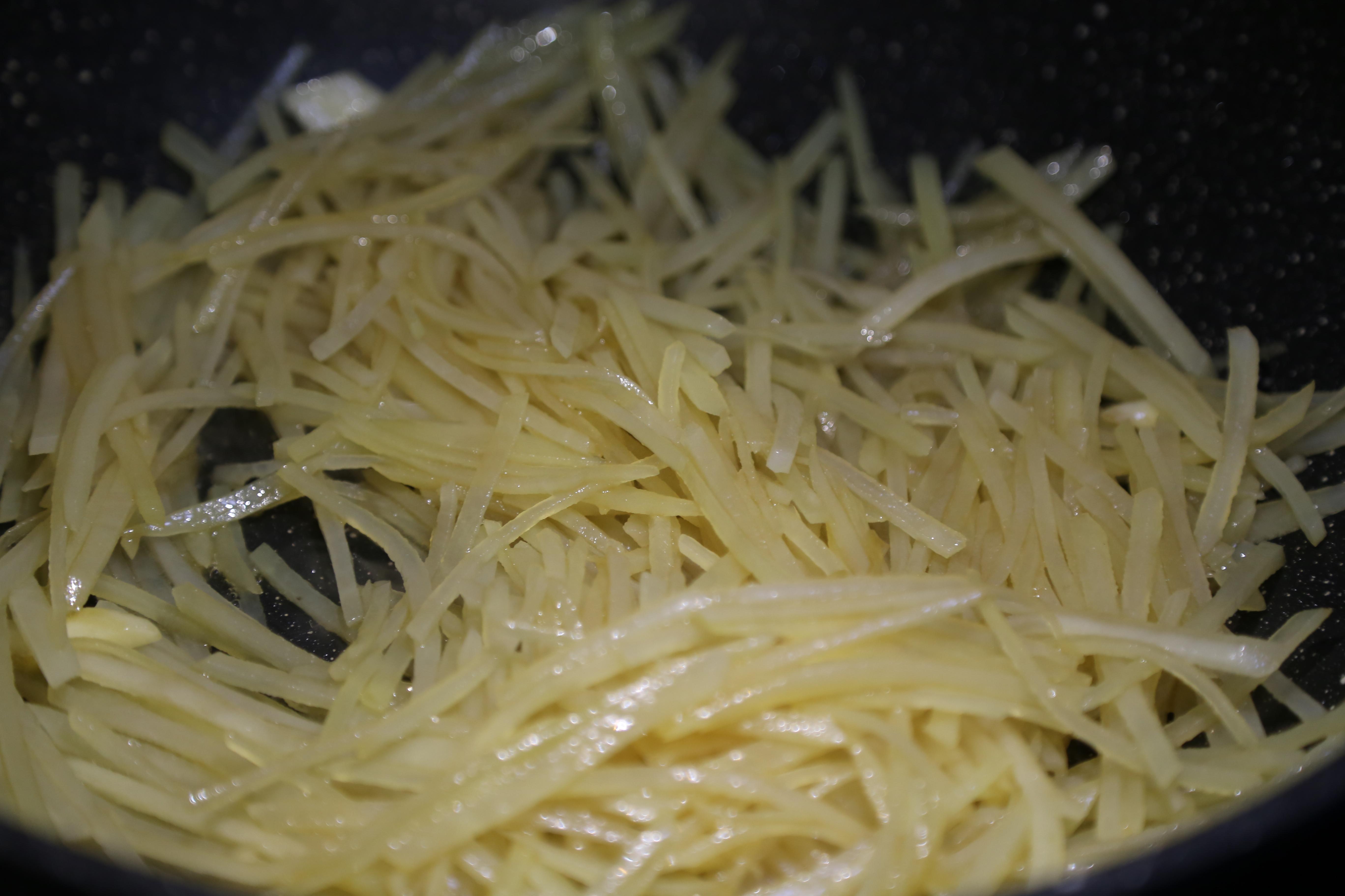 醋溜土豆絲，一道家常美食的魅力與故事，醋溜土豆絲，家常美食的魅力與傳奇故事