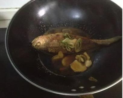 紅燒魚的烹飪藝術(shù)，如何做出美味誘人的紅燒魚，紅燒魚的烹飪秘訣，制作美味誘人紅燒魚的藝術(shù)