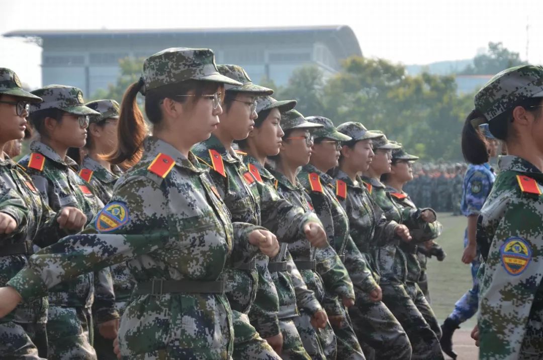 看完2019年閱兵儀式后的感想，觀閱兵儀式有感，致敬祖國(guó)的力量與榮耀時(shí)刻