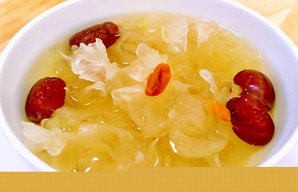 銀耳湯四種人不宜喝——關(guān)于飲食健康的深度探討，銀耳湯不適宜四類人飲用，飲食健康深度解析