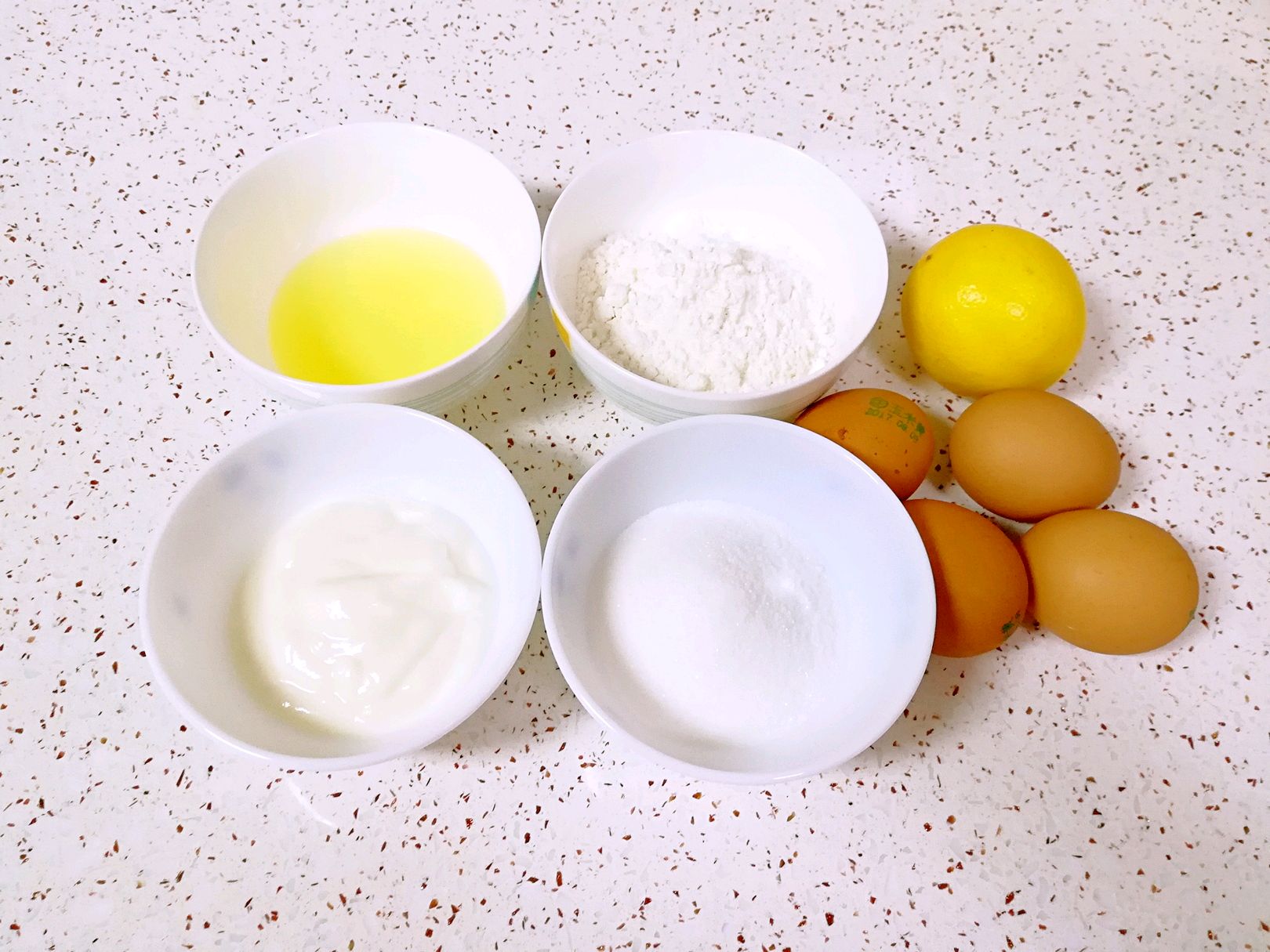 做蛋糕需要什么食材，烘焙的必備原料與工具，烘焙必備，制作蛋糕所需食材與工具全解析