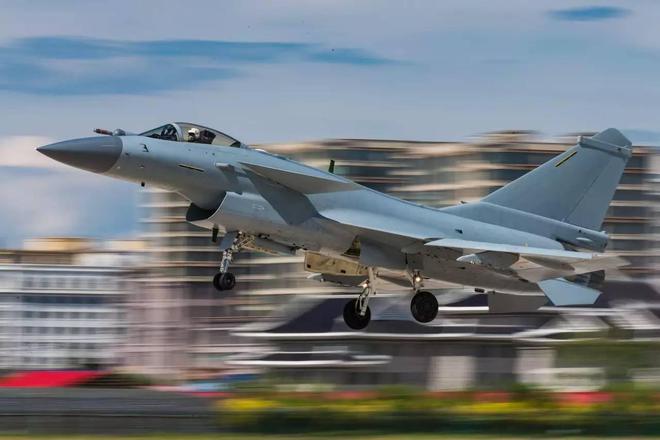 殲-10、殲-11與殲-16的區(qū)別，中國(guó)空軍現(xiàn)代化進(jìn)程中的戰(zhàn)斗機(jī)演變，中國(guó)空軍現(xiàn)代化進(jìn)程中的戰(zhàn)斗機(jī)演變，殲-10、殲-11與殲-16的區(qū)別探究