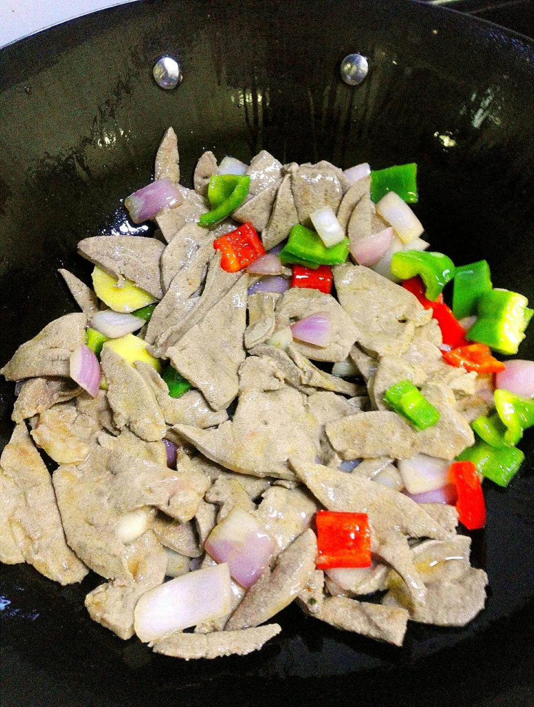 豬肝美味烹飪指南，如何做出嫩滑可口的豬肝，烹飪豬肝秘籍，嫩滑可口的豬肝制作指南