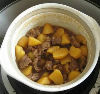 牛肉燉土豆，一道家常美食的魅力與制作方法，家常美食探秘，牛肉燉土豆的魅力與制作方法解析