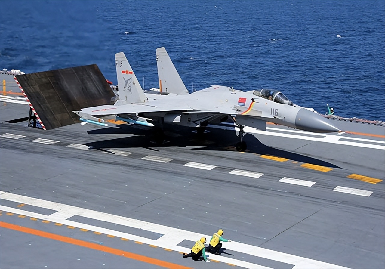 殲-15戰(zhàn)斗機(jī)與英勇飛行員，中國(guó)空中力量的璀璨明珠，殲-15戰(zhàn)斗機(jī)與英勇飛行員，中國(guó)空中力量的輝煌篇章